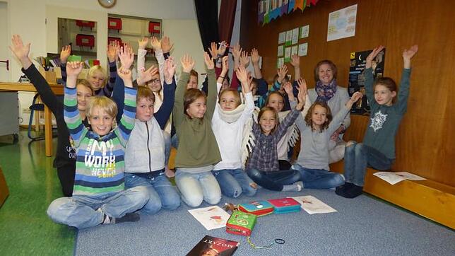 Die Klasse 3b mit Lehrerin Veronika Boll ist auf der Bühne der Mehrzweckhalle untergebracht. Die Kinder fühlen sich in dem ...