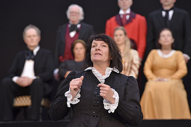 Als Erzählerin geleitet Heidi Mayer-Löhr das Publikum durchs Theaterstück. Im Hintergrund die Hüfinger Künstlerfamilie Reich, deren ...