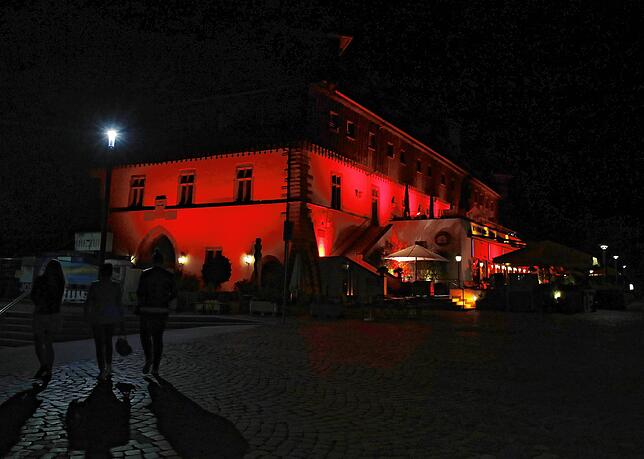 Bild 3: Bilder der &bdquo;Night of Light&ldquo;: Die Konstanzer Wahrzeichen und Veranstaltungshäuser in rotes Licht getaucht