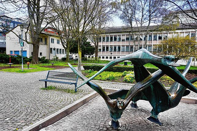 Noch ist der Schwanenbrunnen am oberen Kirchplatz wie fast alle Brunnenanlagen in Friedrichshafen trocken. Das wird sich aber in den ...