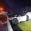 Der Lamborghini lehnt an der Böschung und steckt in der Leitplanke fest.