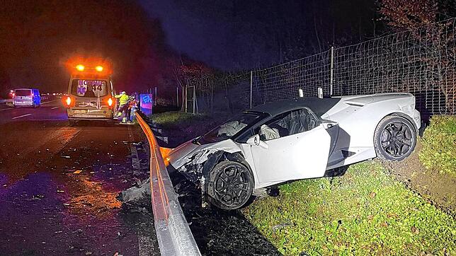 Der Lamborghini lehnt an der Böschung und steckt in der Leitplanke fest.