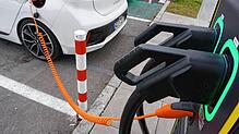 Ein E-Auto hängt am Parkplatz Hinterer Hafen an einer der wenigen Schnellladestationen in Friedrichshafen.
