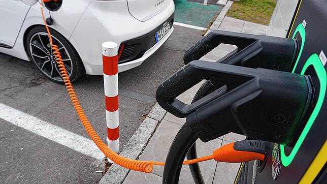 Ein E-Auto hängt am Parkplatz Hinterer Hafen an einer der wenigen Schnellladestationen in Friedrichshafen.