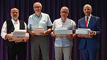 Für die langjährige Tätigkeit im Gemeinderat und für die Gemeinde Königsfeld ehrt Bürgermeister Fritz Link (rechts) die Mitbürger Bernd ...