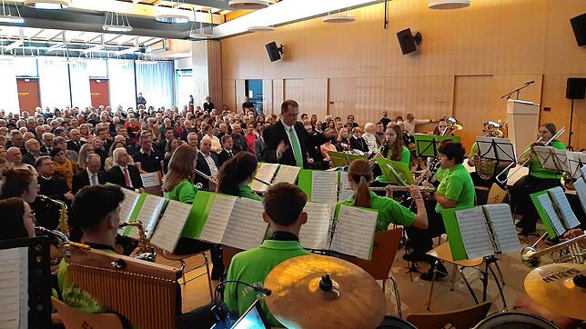 Großer Auftritt vor vollem Haus: Die Jugendkapelle Salem begleitete unter der Leitung von Musikschulleiter Matthias Walser die ...