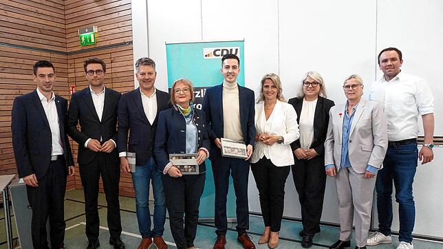 Nach der Wahl: Die CDU-Mitglieder (von links) Philipp Studinger (Ersatzkandidat) , Adrian Probst, Andreas Schwab, die unterlegene ...