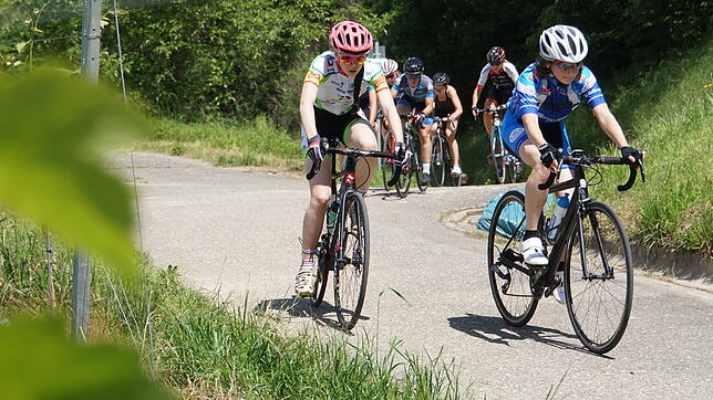 Spitze: Hannah Beck vom Dick Küchen Racing Team (links) startete zum ersten Mal bei einem Straßenrennen und wurde in Achkarren Zweite.