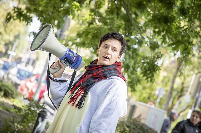 Ganz der Schauspieler: Julian Kratzer mobilisiert die Demonstranten und motiviert sie zu Sprechchören.