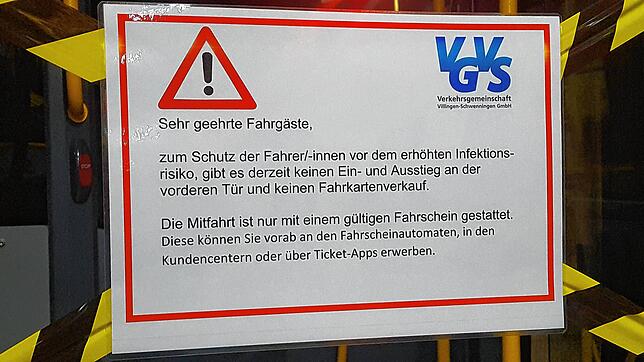 In den Bussen der Verkehrsgemeinschaft VS gibt es keinen Fahrkartenverkauf bei den Busfahrern mehr. Darauf weisen diese Schilder in den ...