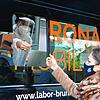Simone Brunner (links), Virologin und Inhaberin des Labor Brunners in Konstanz, reicht Sandra Rosenfelder ihre Krankenkassenkarte durch ...