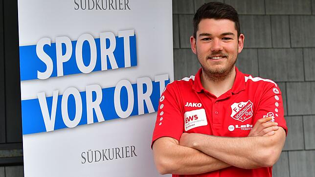 Gut gelaunt: Fabian Behringer vom FC Schönau hatte Spaß mit dem SÜDKURIER bei den Bezirksliga-Querpässen vor dem 17. Spieltag.