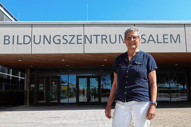 Rektorin Karin Hiestand vor dem Bildungszentrum. 29 Jahre war das ihre Wirkungsstätte. Die Einführung der Gemeinschaftsschule erlebte ...