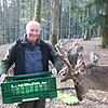 Hubert Rossa bei einer Wildfütterung im Waldshuter Wildgehege. Der Tierpfleger geht Ende des Jahres in den Ruhestand.