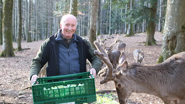 Hubert Rossa bei einer Wildfütterung im Waldshuter Wildgehege. Der Tierpfleger geht Ende des Jahres in den Ruhestand.