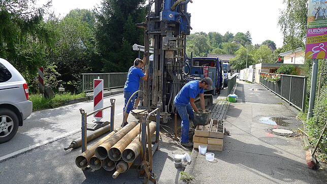 Mitarbeiter der Firma Baugrund Süd hatten Bodenuntersuchungen beidseitig der Aachbrücke, über die die Landesstraße L 204 in ...