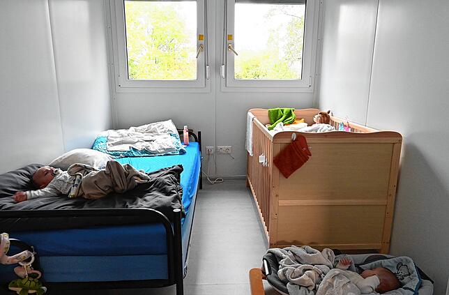 Die Container-Zimmer sind etwa sechs Meter lang und 2,45 Meter breit. Da wird der Platz wie hier bei Salome Bukir mit ihren zwei Kindern ...