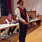 Narrenpolizist Werner Rebholz läutet die Veranstaltung ein.