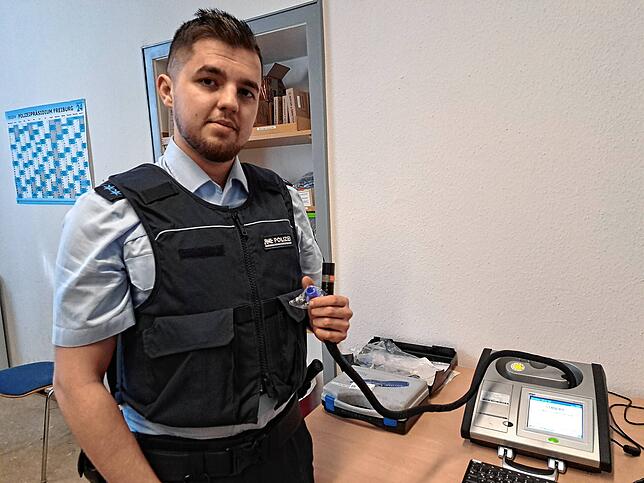 Das größere Alkoholmessgerät auf der Wache dient dazu, den Promillewert beweiskräftig festzuhalten. Sollte der Wert jedoch über 1,1 ...