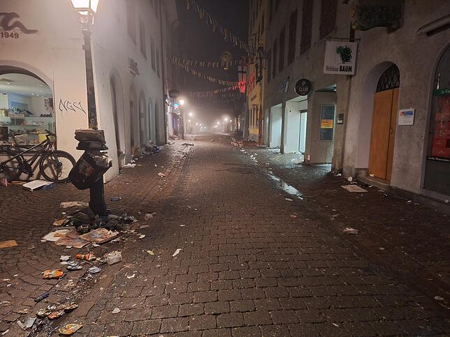 Noch liegt der Nebel über der Konstanzer Altstadt, doch die Technischen Betriebe Konstanz sind bereits auf den Straßen unterwegs.