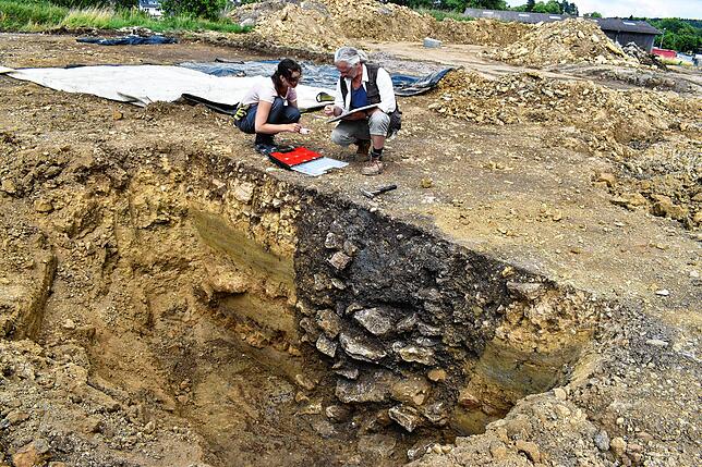 Archäologische Ausgrabung im Ziegeleschle: Ein Vertikalschnitt zeigt Erkenntnisse aus dem Erdreich.