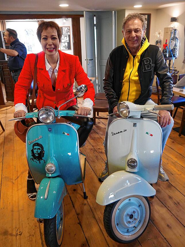 Im ersten Stock sind die beiden alten Vespas ein Hingucker. Auch für die SÜDKURIER-Abonnenten Magret und Jürgen Wenzler.