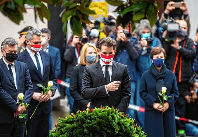 Sebastian Kurz (ÖVP,M), Bundeskanzler von Österreich, nimmt mit weiteren hochrangigen Regierungsmitgliedern an einer Kranzniederlegung ...