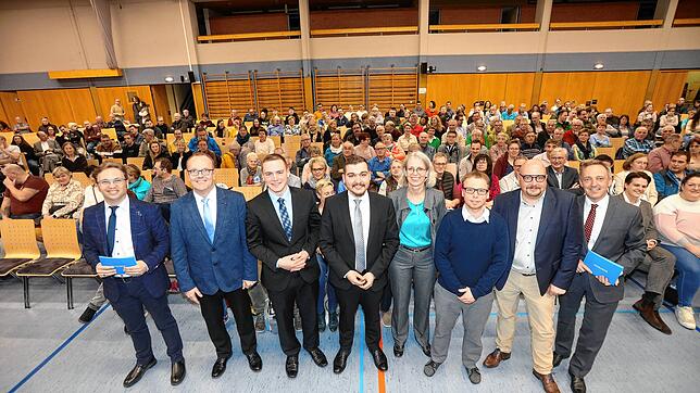 Zeigten ein starke Leistung auf dem SÜDKURIER-Podium (von links): Stephan Freißmann, Leiter der Lokalredaktion in Singen, die ...