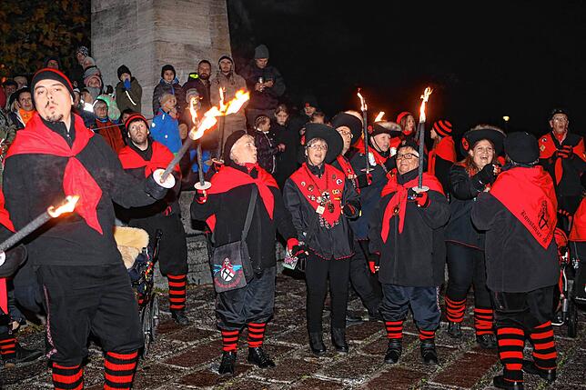 Bild 3: Dem Wasser entstiegen &ndash; Seegeister starten in die Fasnacht. Alle Foto gibt es hier
