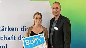 Jessica Zwick und Rektor Christof Probst halten das Berufswahl-Siegel in Händen. Bild: Schulzentrum Stetten