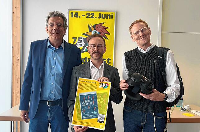 Messe-Geschäftsführer Jan Goschmann, Messeleiter Tobias Ertl und Dirk Werner, Geschäftsführer von The Virtual Familiy (von links) freuen ...