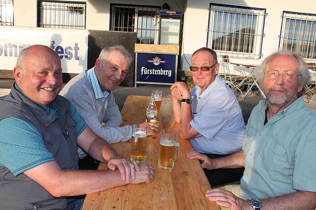 Nach dem offiziellen Teil des Festakts schmeckt das Bier vor dem Clubheim (von links): Luzian Sulzmann, Manfred Schmid, ...