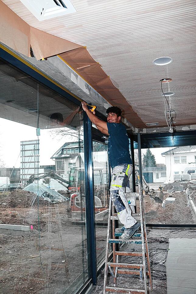 Im Foyer des Bürgerzentrums werden aktuell die letzten Arbeiten erledigt. Der helle Raum mit großen Fensterflächen eignet sich ebenso ...