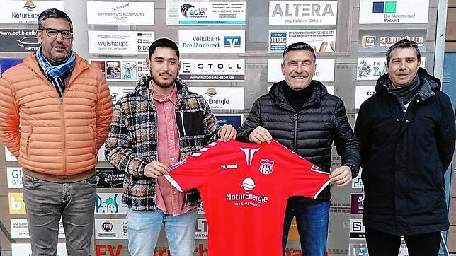 Der erste Neue beim FV Lörrach-Brombach: Der künftige Trainer Tiziano Di Domenico (links), sein Co-Trainer Antonio Ratto und Sportchef ...