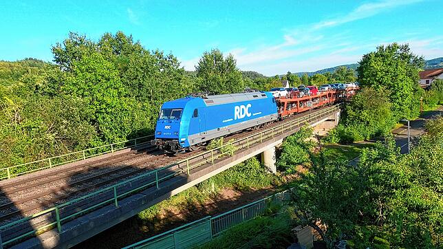 Ungewohnt: Der Autoreisezug von Altona nach Lörrach und zurück verkehrte jüngst auf der Hochrhein-Strecke. Grund sind Baumaßnahmen und ...