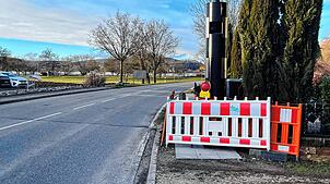 Ist noch nicht scharf gestellt, sorgt aber schon für Gesprächsstoff: die neuer Blitzersäule an der Ortsausfahrt von Mühlhausen in ...