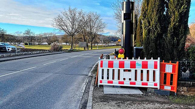Ist noch nicht scharf gestellt, sorgt aber schon für Gesprächsstoff: die neuer Blitzersäule an der Ortsausfahrt von Mühlhausen in ...