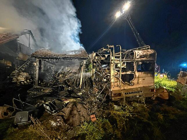 Der vordere Gebäudeteil des Luttinger Bahnwärterhäuschens samt Garage und nebenstehendem Wohnmobil ist ausgebrannt.