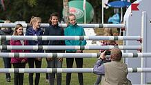 Schnell noch ein Foto für das Familienalbum: Beim Championat von Donaueschingen dürfen sich die Besucher einmal im wahrsten Sinne des ...