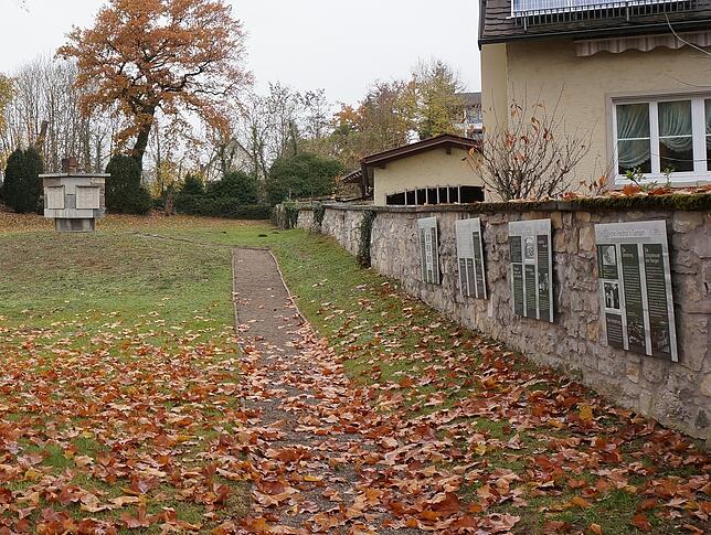 Blick auf den jüdischen Friedhof in Tiengen an der Feldbergstraße, rechts die vier neuen Erklärtafeln, links das nach dem zweiten ...