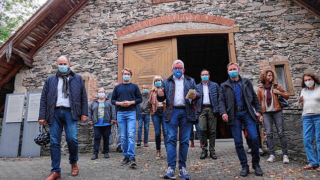 Justizminister Guido Wolf (Mitte) bei seinem Besuch auf der Hohentwiel-Domäne, links im Bild Singens Oberbürgermeister Bernd Häusler.