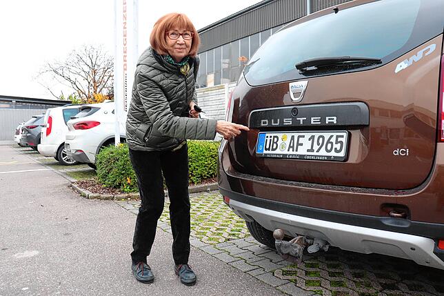Stolz zeigt die Überlingerin Angelika Förg auf ihr ÜB-Kennzeichen an ihrem Auto.