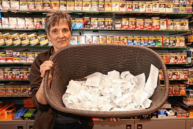 Im Januar kommt die Bonpflicht: Elisabeth Schneider sammelt an der Ran-Tankstelle die Belege, die von den Kunden nicht mitgenommen ...
