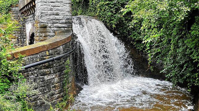 Viel Wasser führt in diesen Tagen der Nellenbach, der über dem Bahntunnel in den Stadtgraben fließt. Vor einigen Jahren hatte er schon ...