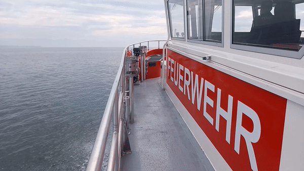 Unterwegs mit dem Feuerwehrboot.