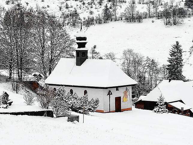 Pünktlich zum meteorologischen Winteranfang am 1. Dezember 2021 zeigt sich die 1828 erbaute Herz Jesu Kapelle im Todtmooser Ortsteil ...