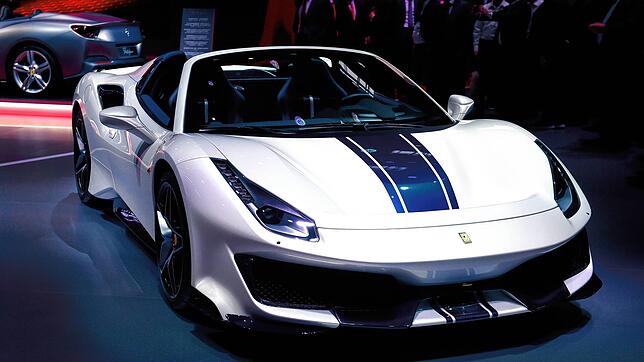 (Archivbild) Ein Ferrari 488 Pista Spider auf der Pariser Motor-Show im Oktober 2018. Ein solches Geschoss ist jetzt auf der Flucht vor ...