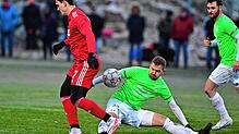 Er rettet den Punkt: Simon Gantert (Mitte) von der SG Mettingen/Krenkingen erzielte mit dem letzten Angriff das 3:3 beim VfR Bad ...