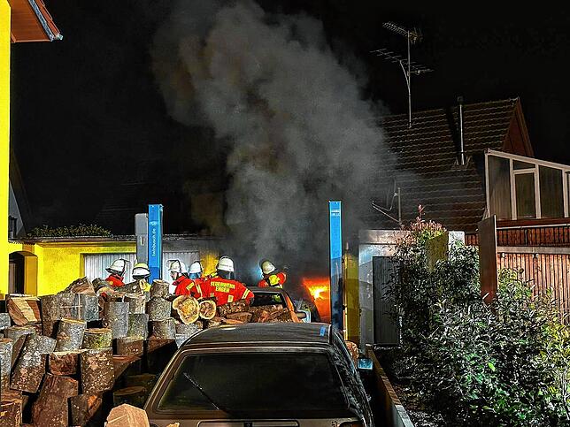 Geparkte Fahrzeuge und gelagertes Holz erschwerten den Einsatz der Feuwehrabteilungen Engen und Welschingen.