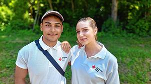 Suna Ezzi und Anne Dettmann sind unterwegs für den DRK Kreisverband Villingen-Schwenningen.